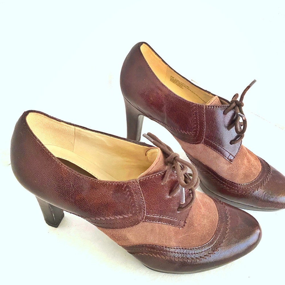 Naturalizer Ilona chocolate brown leather bootie, size 8, in very good condition